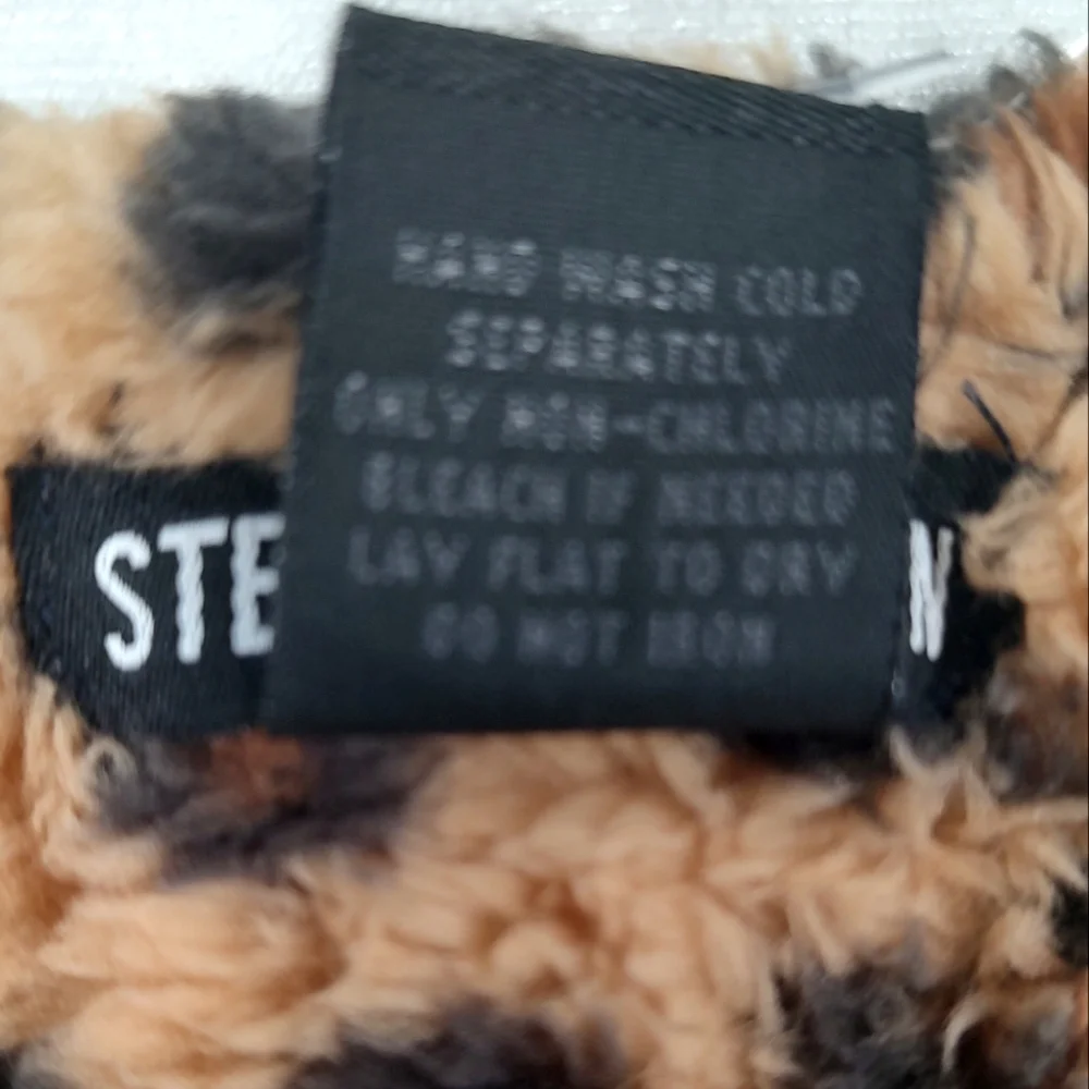 Steve Madden Women's Olive Animal Print Scarf 1 SFM
